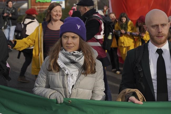 Greta Thunberg joins hundreds marching in England to protest airport's expansion for private planes | iNFOnews.ca Greta Thunberg joins hundreds marching in England to protest airport's expansion for private planes | iNFOnews.ca