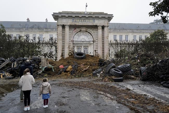 French farmers vow to continue protesting despite the government's offer of concessions | iNFOnews.ca