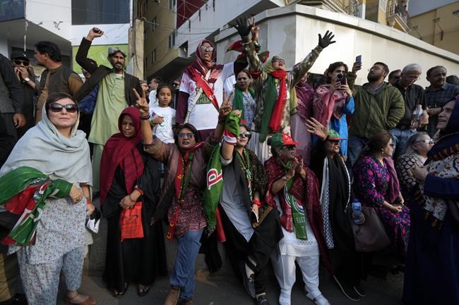 Pakistani police use tear gas to disperse pre-election rally by supporters of former leader Khan | iNFOnews.ca Pakistani police use tear gas to disperse pre-election rally by supporters of former leader Khan | iNFOnews.ca