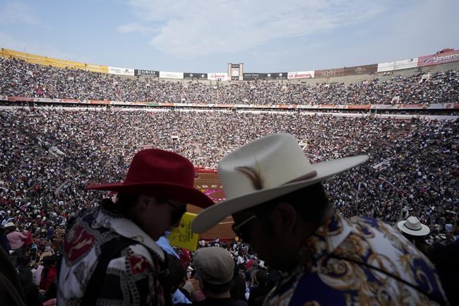 Bullfighting resumes in Mexico City before a full crowd while activists protest outside | iNFOnews.ca