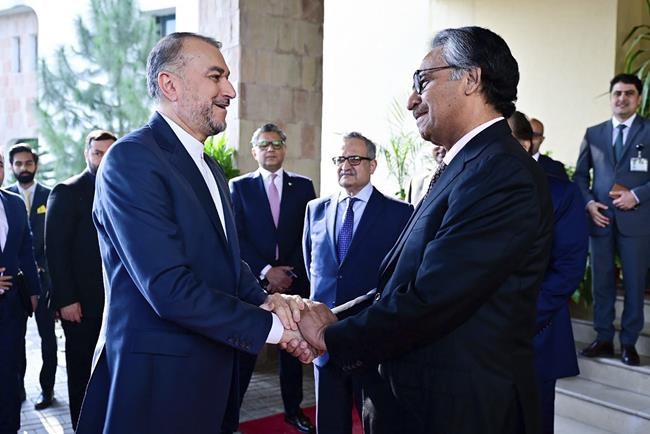 Iran's top diplomat seeks to deescalate tensions on visit to Pakistan after tit-for-tat airstrikes | iNFOnews.ca