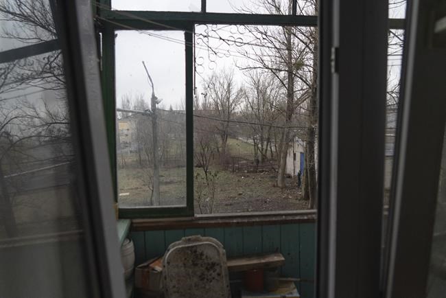 Under bombing in eastern Ukraine and disabled by illness, an unknown painter awaits his fate | iNFOnews.ca
