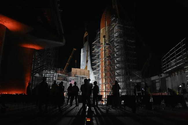 Space shuttle Endeavour hoisted for display in launch configuration at Los Angeles science museum | iNFOnews.ca