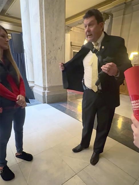 Video shows Indiana lawmaker showing holstered gun to students who were advocating for gun control | iNFOnews.ca
