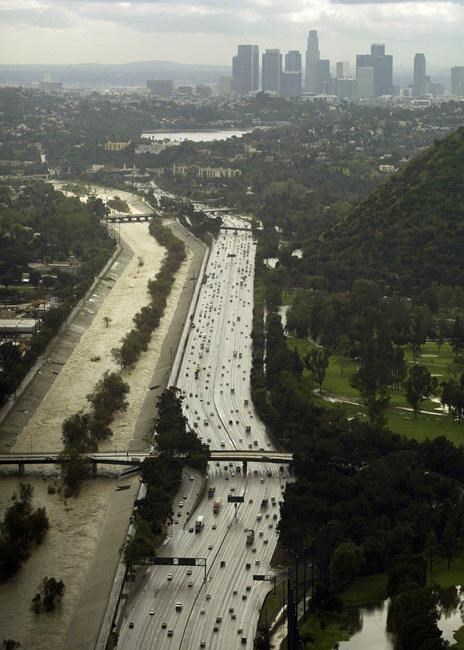 Normally at a crawl, the Los Angeles River threatens to overflow during torrential rains | iNFOnews.ca