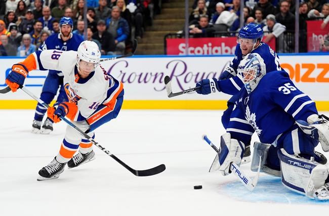 Engvall scores late winner as Islanders clip Maple Leafs 3-2 | iNFOnews.ca