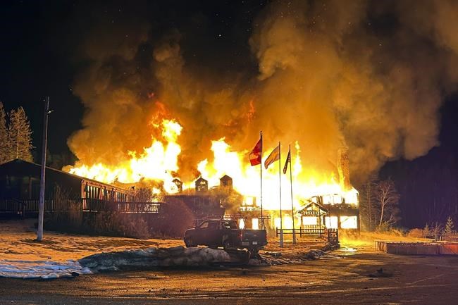 Fire destroys Minnesota's historic Lutsen Lodge on Lake Superior | iNFOnews.ca