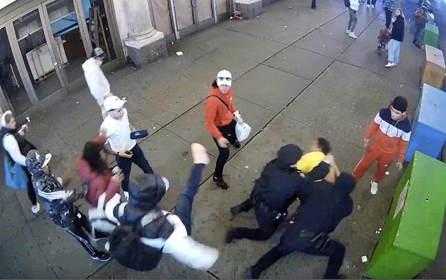 Body-camera footage shows chaotic lead-up to Times Square brawl between police and migrants | iNFOnews.ca Body-camera footage shows chaotic lead-up to Times Square brawl between police and migrants | iNFOnews.ca