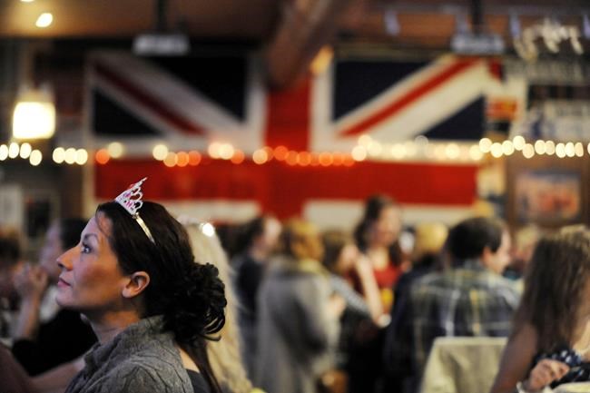Americans left the British crown behind centuries ago. Why are they still so fascinated by royalty? | iNFOnews.ca Americans left the British crown behind centuries ago. Why are they still so fascinated by royalty? | iNFOnews.ca