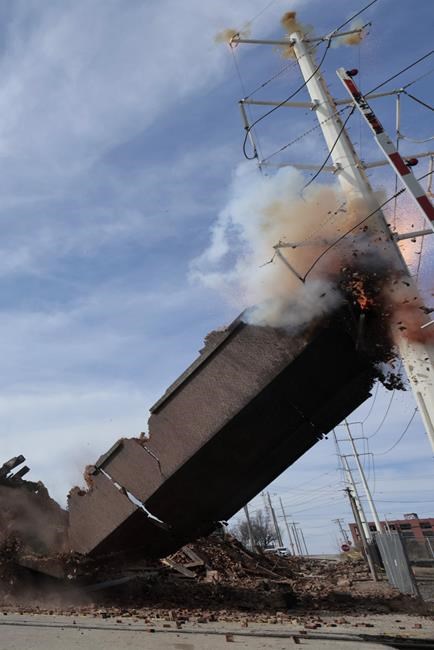 St. Louis wrecking crew knocks wall into transmission tower during demolition; brief explosion | iNFOnews.ca St. Louis wrecking crew knocks wall into transmission tower during demolition; brief explosion | iNFOnews.ca