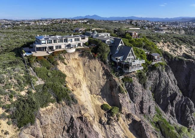 Massive landslide on coastal bluff leaves Southern California mansion on the edge of a cliff | iNFOnews.ca