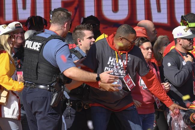 Taylor Swift gives $100,000 to the family of the woman killed in the Chiefs parade shooting | iNFOnews.ca