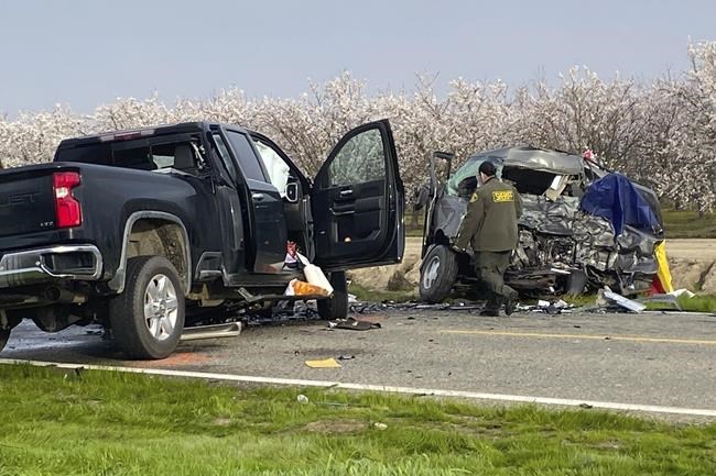 Police: 7 farmworkers in van, 1 pickup driver killed in head-on crash in California farming region | iNFOnews.ca