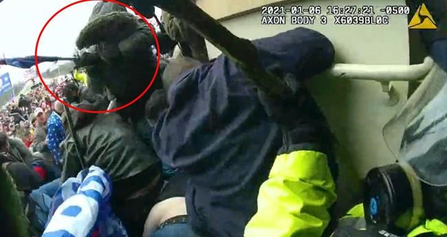 Man who attacked police with hockey stick during Capitol riot gets over 3 years in prison | iNFOnews.ca