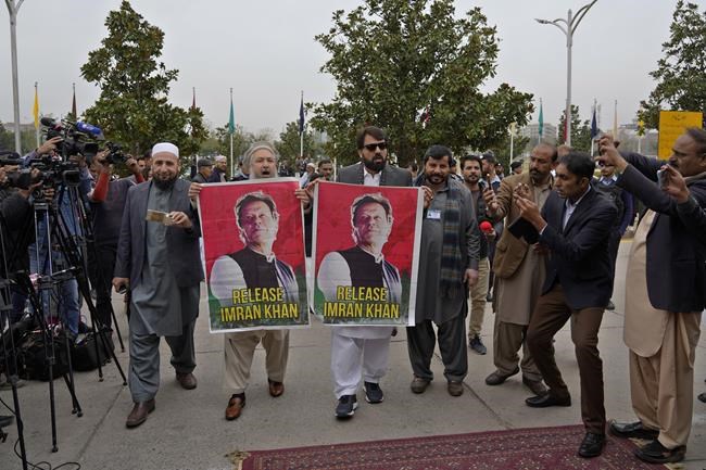 Pakistan swears in new parliament amid chaotic scenes as Imran Khan's followers protests vote count | iNFOnews.ca