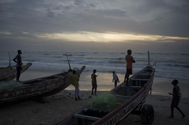 At least two dozen migrants died off Senegal's northern coast trying to reach Europe, say officials | iNFOnews.ca