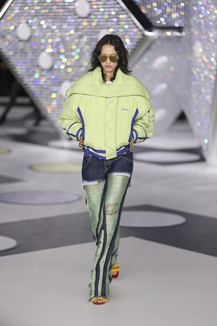 New designer Chemena Kamali reboots Chloe with a 1970s-tinged debut at Paris Fashion Week | iNFOnews.ca New designer Chemena Kamali reboots Chloe with a 1970s-tinged debut at Paris Fashion Week | iNFOnews.ca