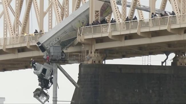 Truck driver pulled to safety after crash leaves vehicle dangling over bridge across Ohio River | iNFOnews.ca Truck driver pulled to safety after crash leaves vehicle dangling over bridge across Ohio River | iNFOnews.ca