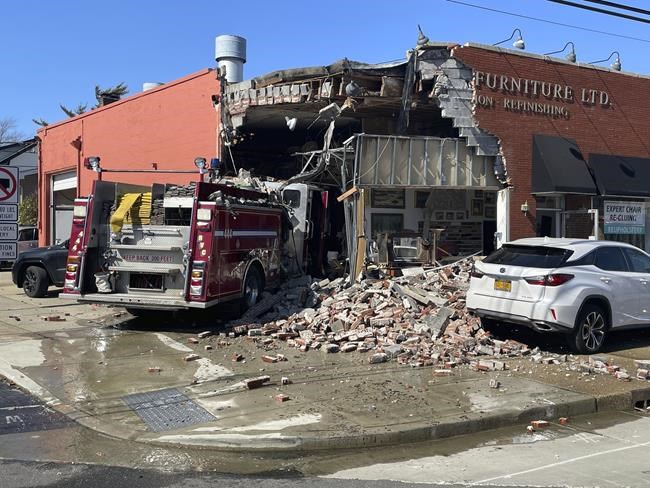 Firetruck plows through furniture shop on Long Island, injuring 4 | iNFOnews.ca
