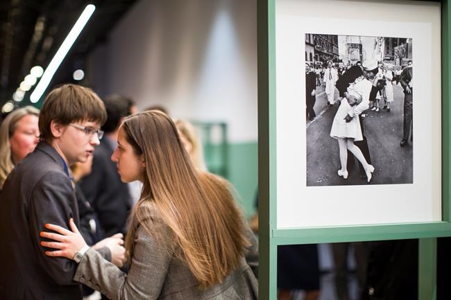 V-J Day 'Kiss' photo stays on display as VA head reverses department memo that would've banned it | iNFOnews.ca V-J Day 'Kiss' photo stays on display as VA head reverses department memo that would've banned it | iNFOnews.ca