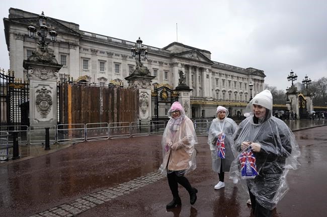 A driver has been arrested after crashing his car into the gates of Buckingham Palace in London | iNFOnews.ca A driver has been arrested after crashing his car into the gates of Buckingham Palace in London | iNFOnews.ca