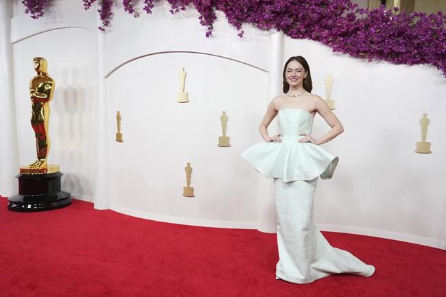 America Ferrera stuns in sparkly Barbie pink, Rita Moreno waves in statement black on Oscars carpet | iNFOnews.ca