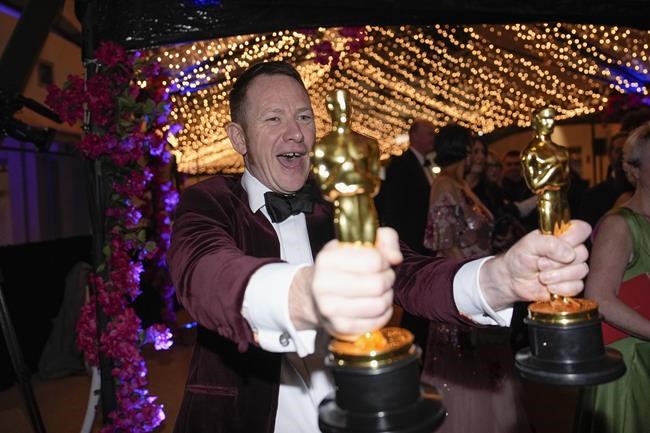 'Oppenheimer' crew keeps it low key, other winners revel at Vanity Fair's Oscar after-party | iNFOnews.ca 'Oppenheimer' crew keeps it low key, other winners revel at Vanity Fair's Oscar after-party | iNFOnews.ca