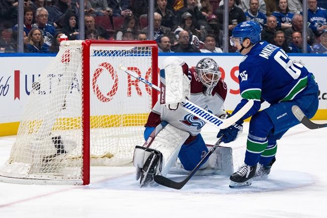 MacKinnon, Avalanche rally for 4-3 comeback win over Canucks | iNFOnews.ca