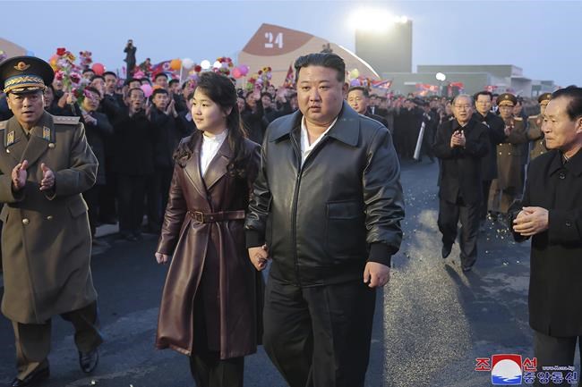 North Korea's Kim enjoys a Russian luxury limousine gifted by Putin as the two nations expand ties | iNFOnews.ca