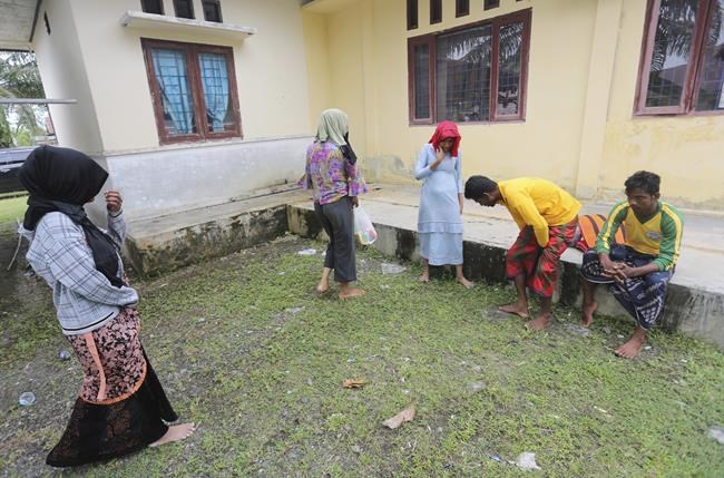 A wooden boat carrying dozens of Rohingya Muslim refugees capsizes off Indonesia's coast | iNFOnews.ca