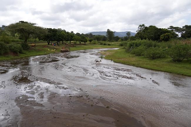To make water last year-round, Kenyans in dry regions are building sand dams on seasonal rivers | iNFOnews.ca