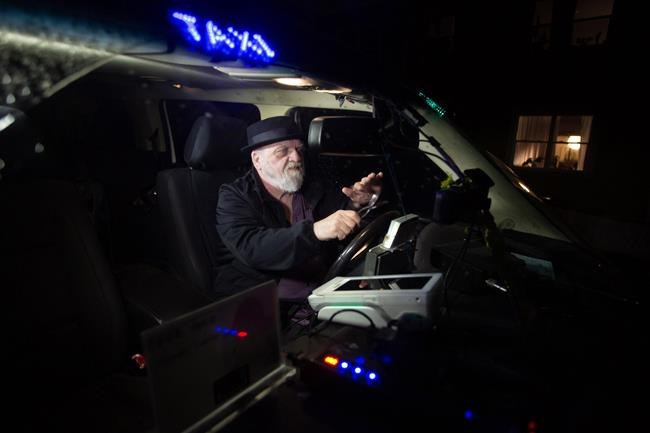 With help from Pitbull, Newfoundland cabbie shows spoons aren’t just for folk music | iNFOnews.ca With help from Pitbull, Newfoundland cabbie shows spoons aren’t just for folk music | iNFOnews.ca