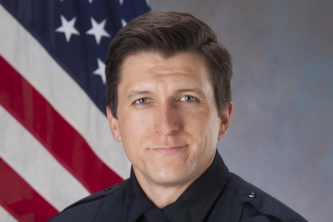 Arizona officer dies after driver crashes into patrol car with sirens on, police chief says | iNFOnews.ca