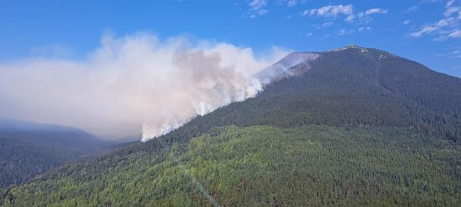 Helicopter evacuations underway as wildfire threatens Yukon wilderness lodge | iNFOnews.ca