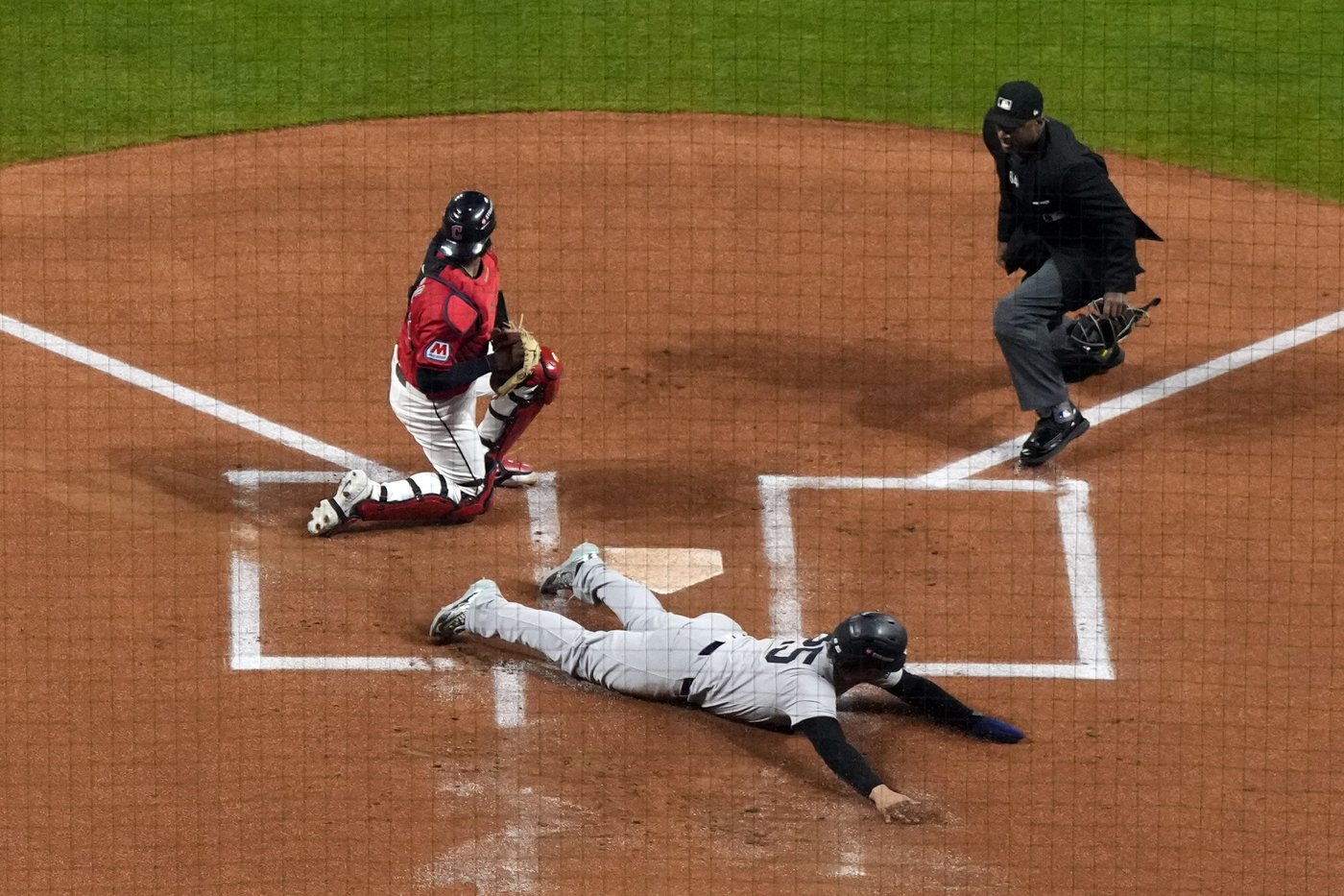 Juan Soto's 3-run homer in 10th sends Yankees past Guardians 5-2 and into World Series for 41st time | iNFOnews.ca