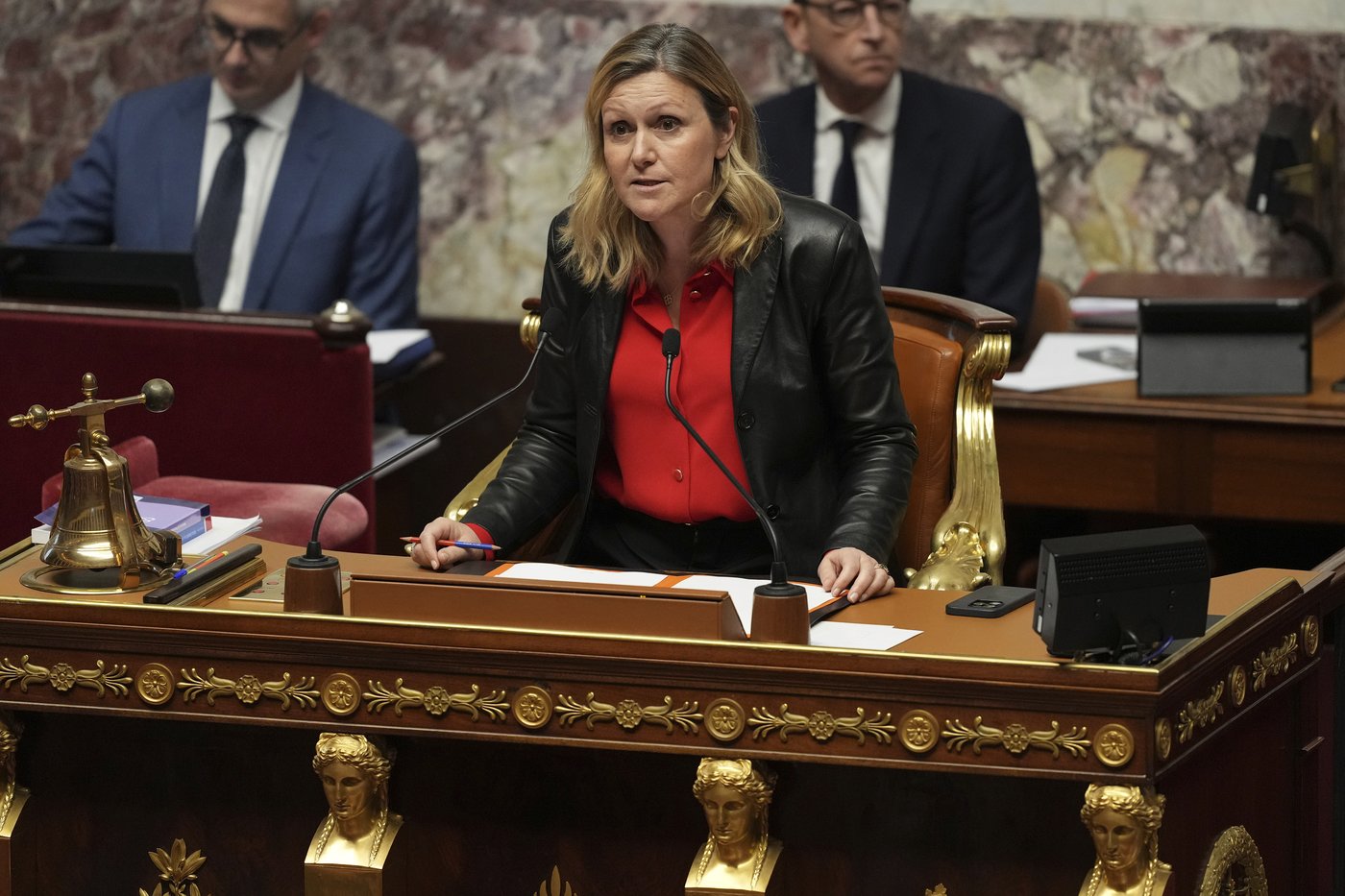 French lawmakers vote to oust prime minister in the first successful no-confidence vote since 1962 | iNFOnews.ca