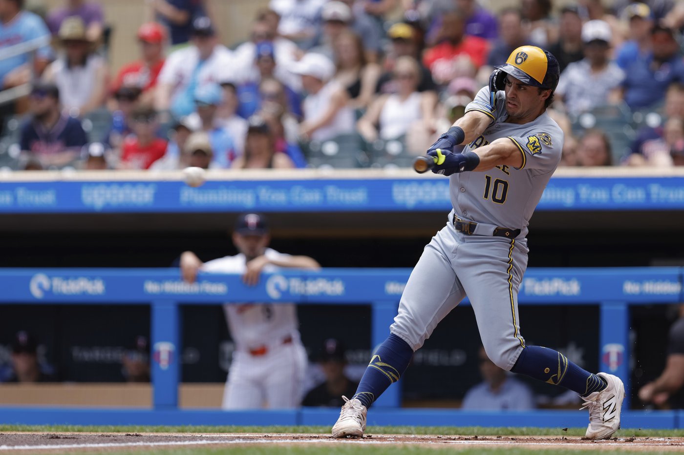 Jose Quintana pitches 6 crisp innings as the Brewers beat the struggling Twins 9-0 | iNFOnews.ca