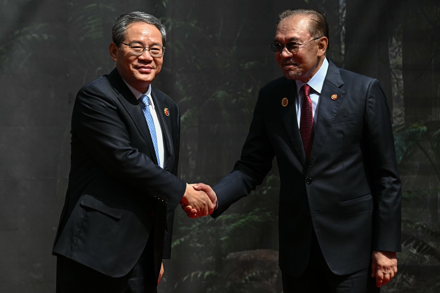 Malaysia's Anwar calls for dialogue over coercion at East Asia summit | iNFOnews.ca