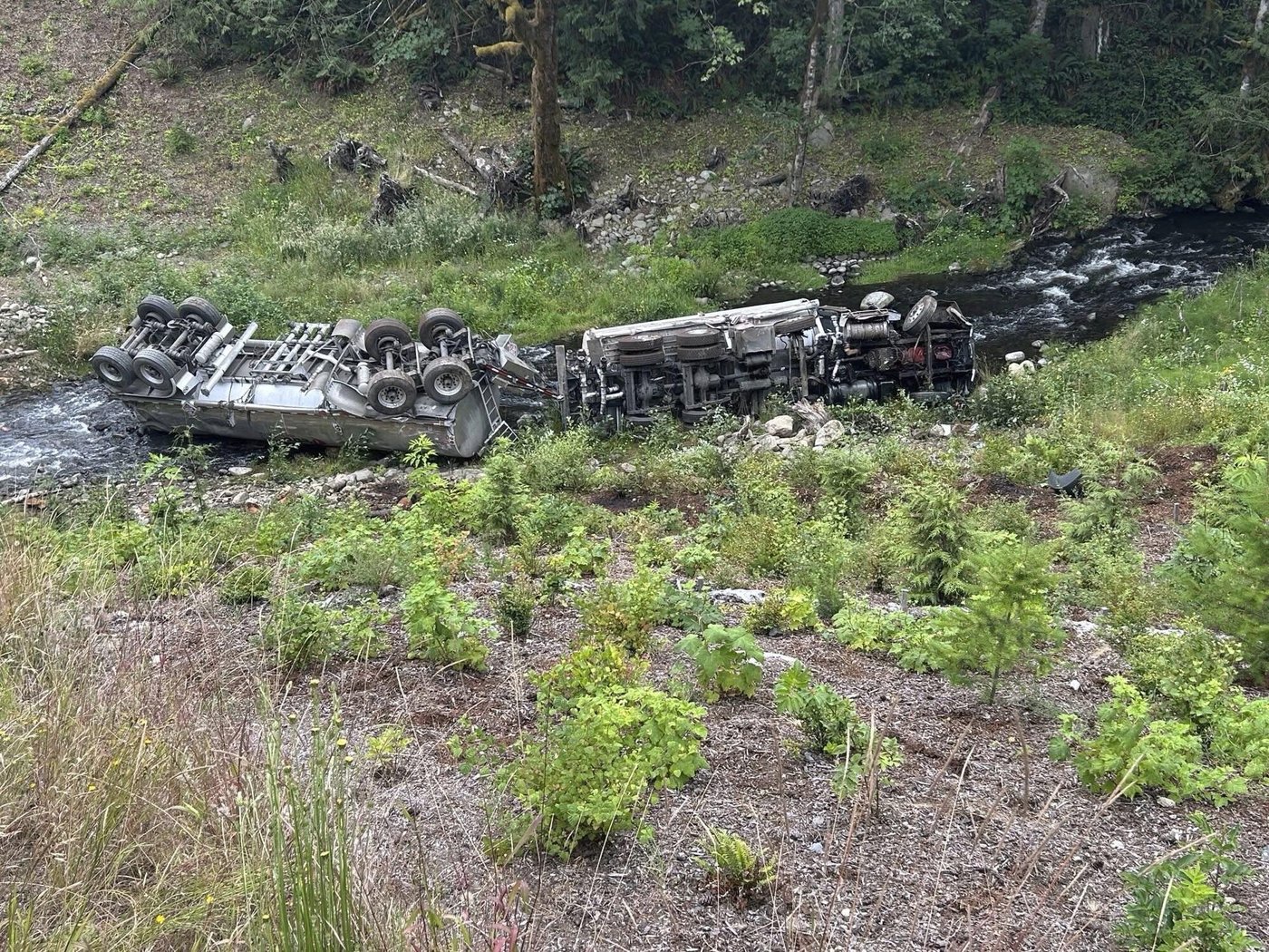 Crews work to contain petroleum spill in Washington after tanker truck accident | iNFOnews.ca Crews work to contain petroleum spill in Washington after tanker truck accident | iNFOnews.ca