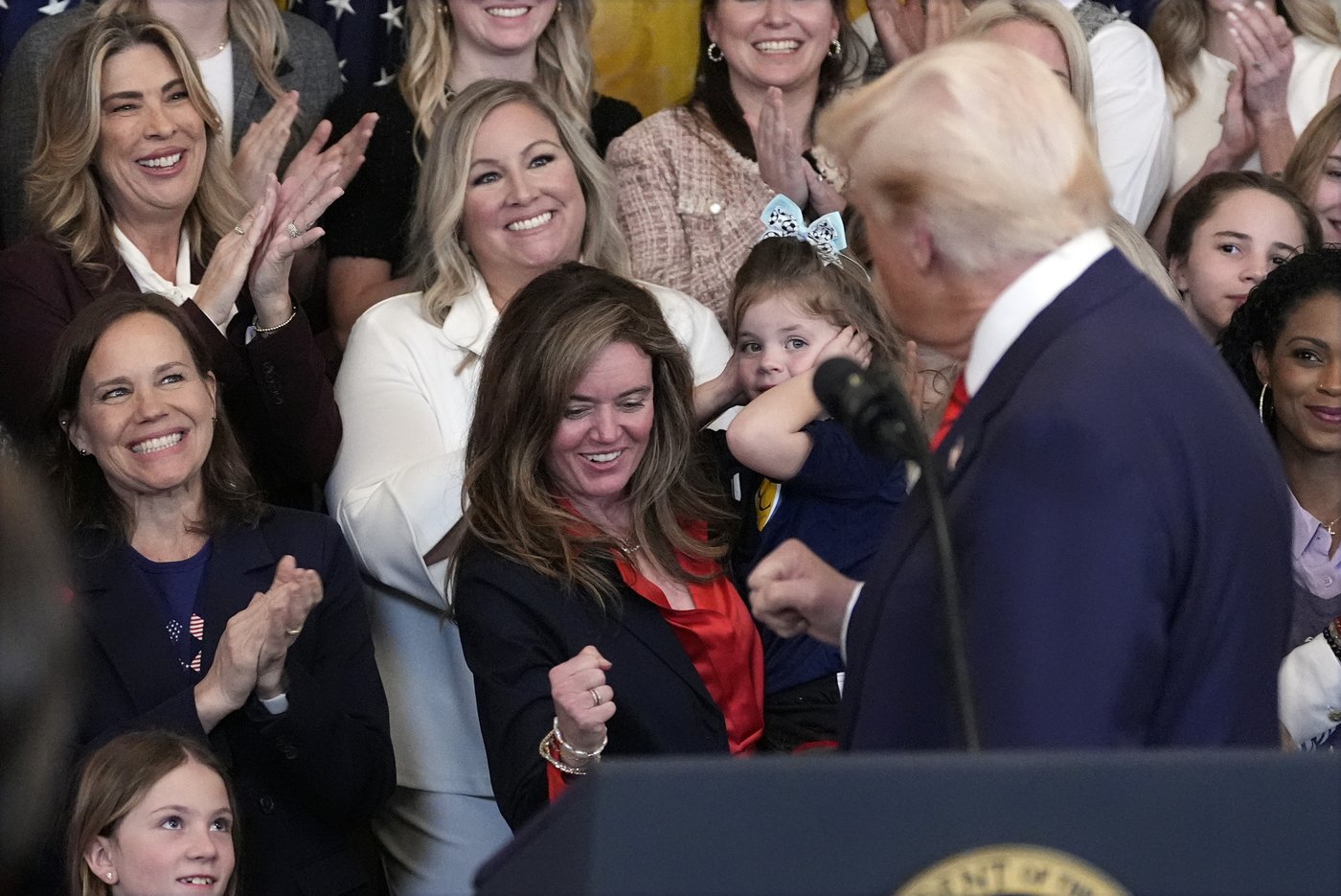 Trump signs executive order intended to bar transgender athletes from girls' and women's sports | iNFOnews.ca