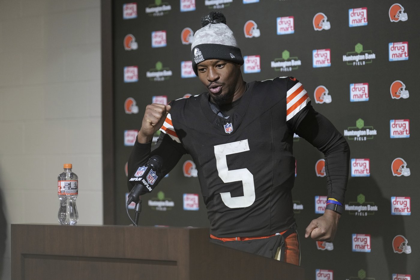 Winston's performance in snowy win over Steelers adds new layer to Browns' quarterback conundrum | iNFOnews.ca Winston's performance in snowy win over Steelers adds new layer to Browns' quarterback conundrum | iNFOnews.ca