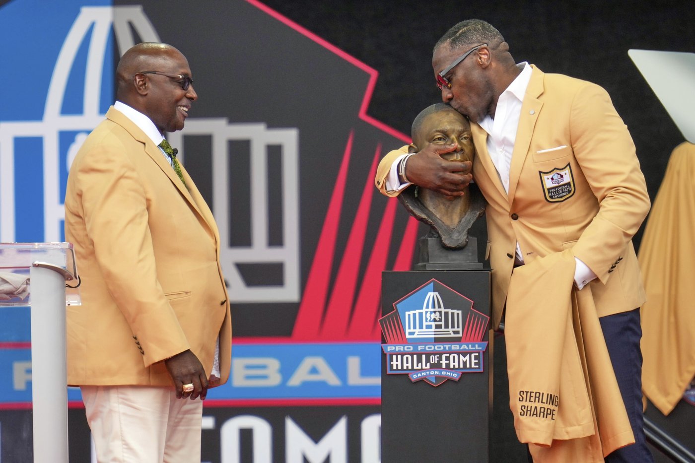 Sterling Sharpe gives fellow Pro Football Hall of Fame brother Shannon his gold jacket | iNFOnews.ca