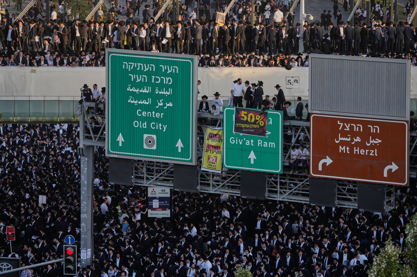 Photos show thousands of ultra-Orthodox men protesting military draft shut down Jerusalem | iNFOnews.ca