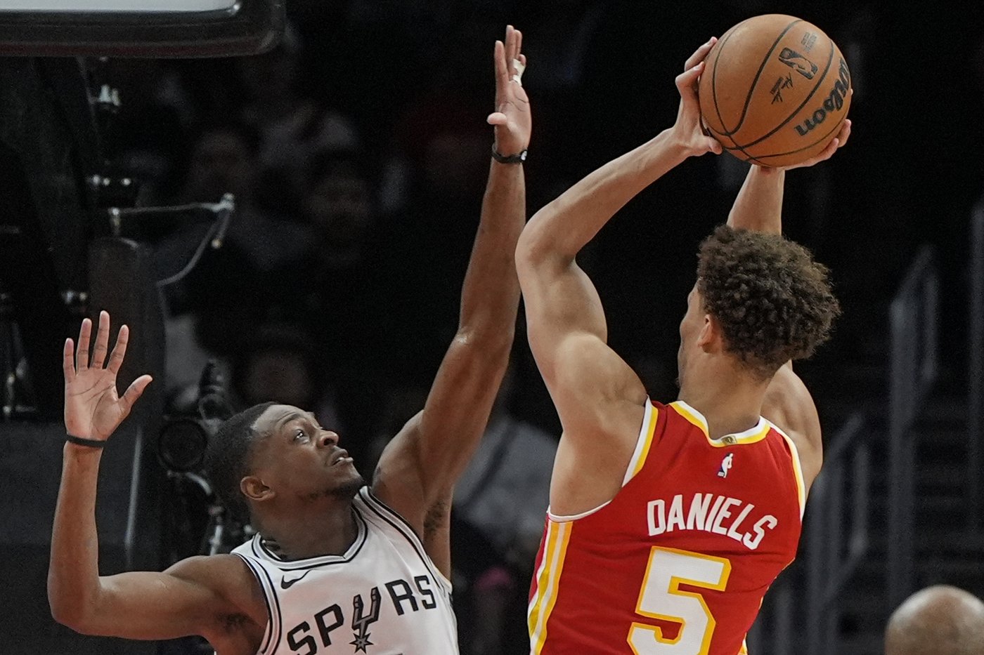 Wembanyama hits decisive free throw as Spurs hold off Hawks 126-125 in Fox's debut | iNFOnews.ca