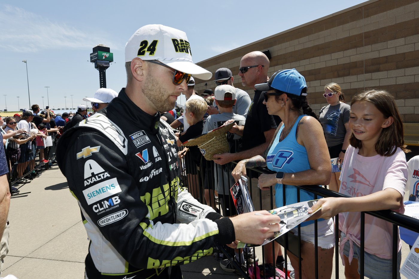 2-time Daytona 500 champ William Byron receives 4-year contract extension from Hendrick Motorsports | iNFOnews.ca