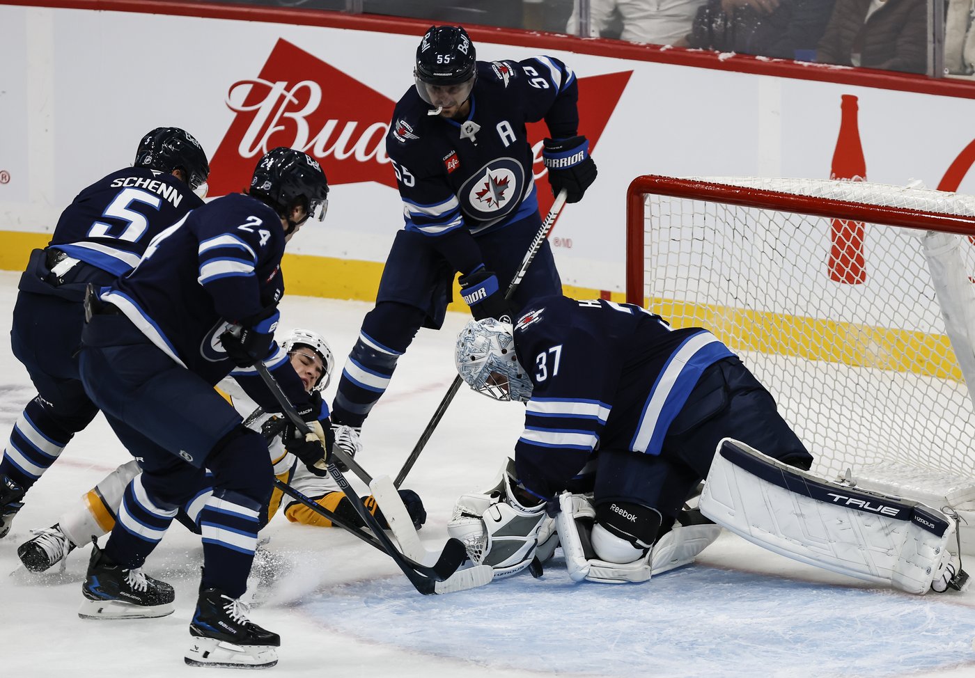 Scheifele helps Jets soar past Predators 4-1 | iNFOnews.ca