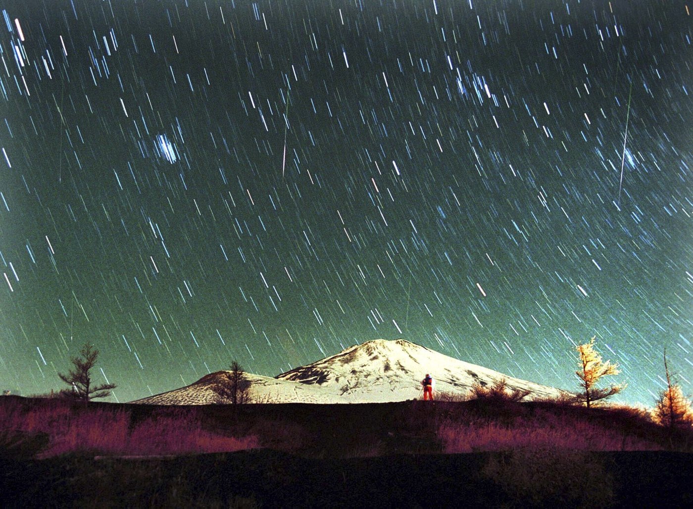 The Leonid meteor shower peaks as the supermoon wanes | iNFOnews.ca The Leonid meteor shower peaks as the supermoon wanes | iNFOnews.ca