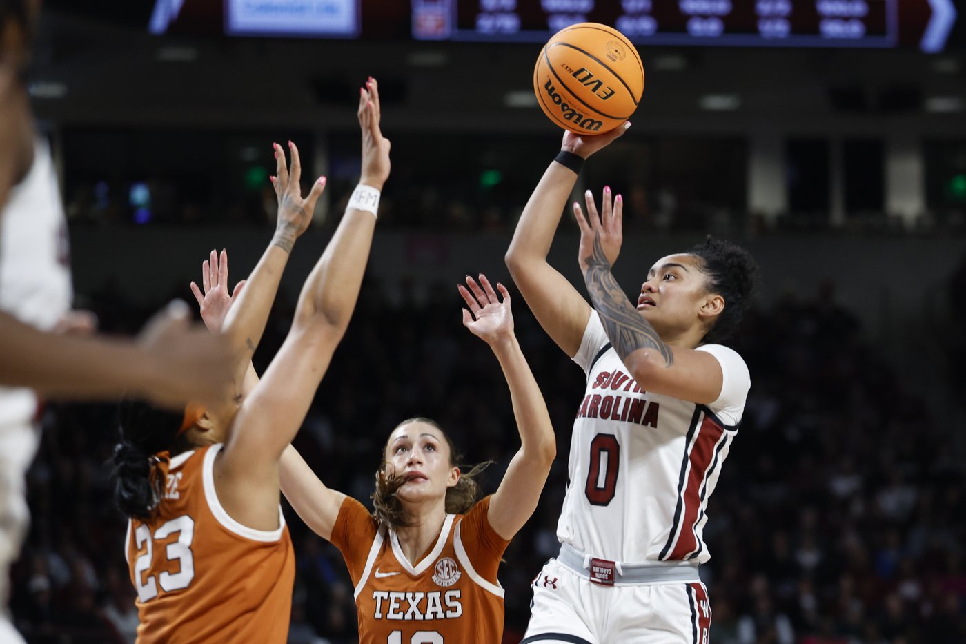 No. 2 South Carolina puts clamps on Madison Booker, routs No. 5 Texas 67-50 for 11th straight win | iNFOnews.ca
