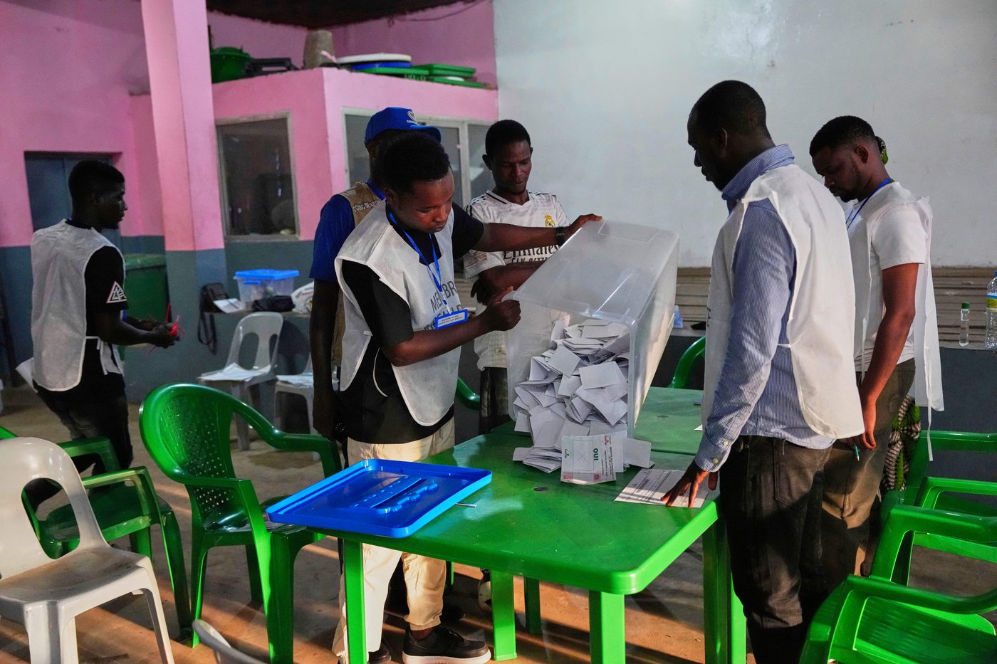 Guinea opposition claims irregularities in constitutional referendum | iNFOnews.ca Guinea opposition claims irregularities in constitutional referendum | iNFOnews.ca