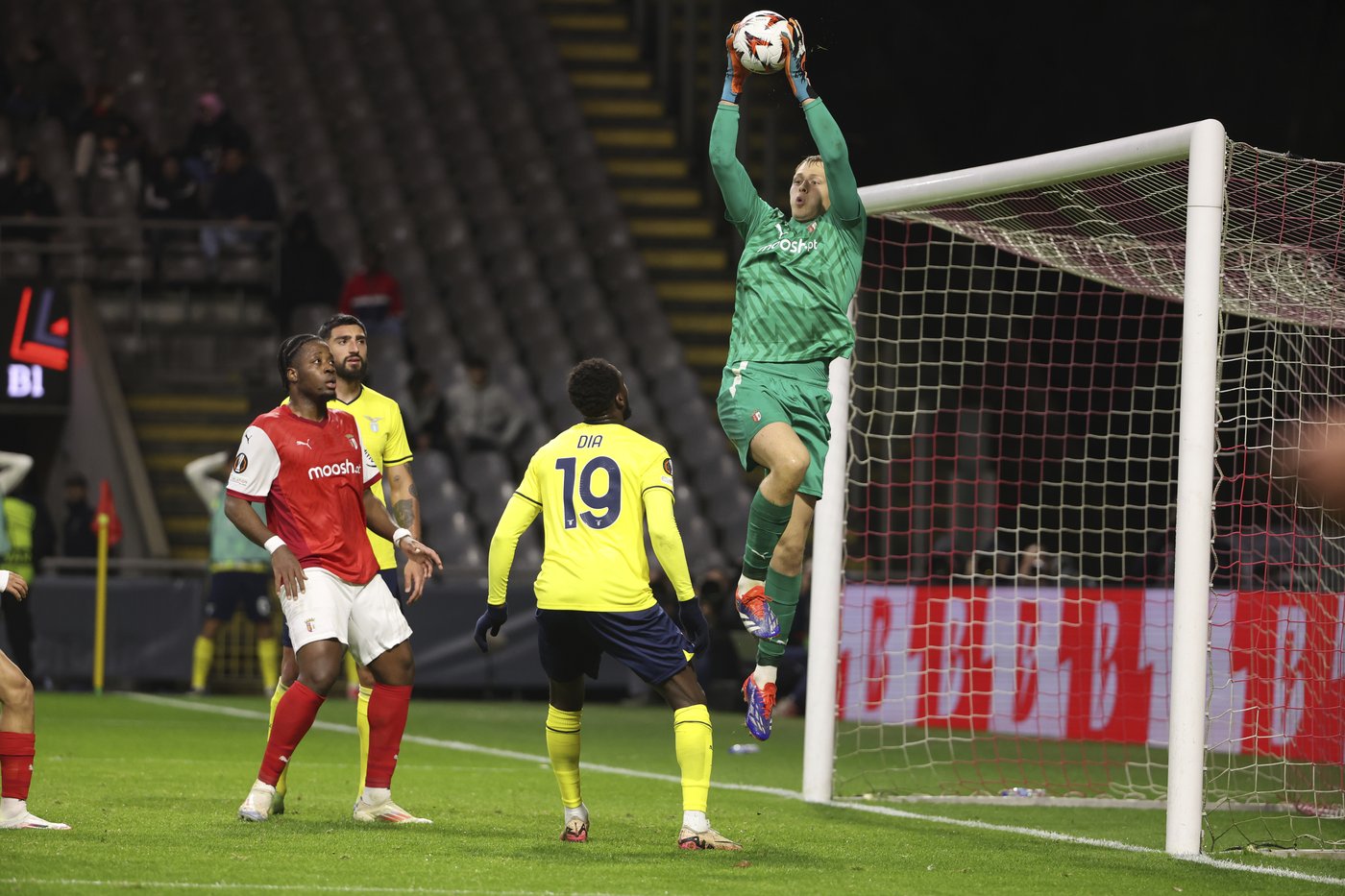 Man United and Tottenham reach Europa League round of 16. Mourinho’s Fenerbahce into playoffs | iNFOnews.ca